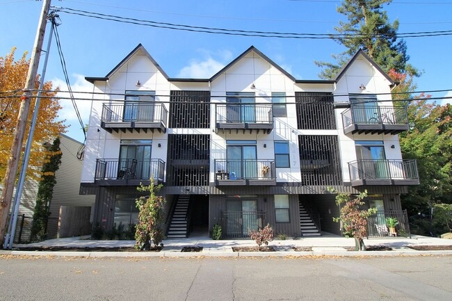 8417 SW 24th Ave in Portland, OR - Foto de edificio - Building Photo