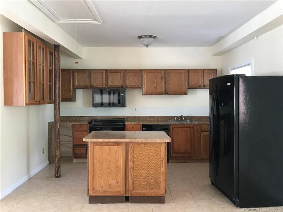 108 Brook St in Torrington, CT - Building Photo