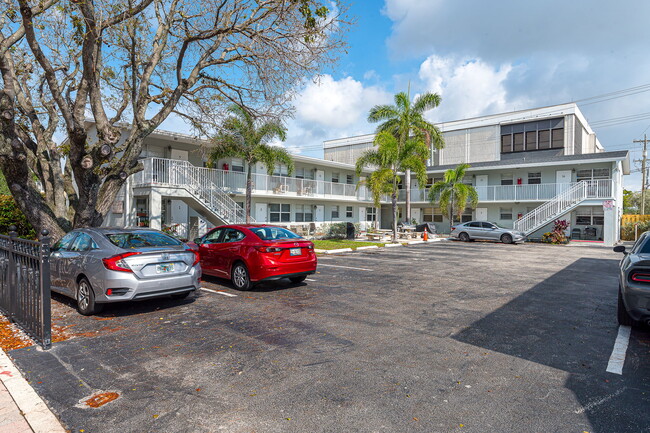 616 Lucerne Ave in Lake Worth, FL - Foto de edificio - Building Photo