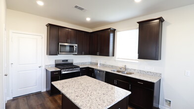 11746 Gln Mountain Dr in Tomball, TX - Building Photo - Building Photo