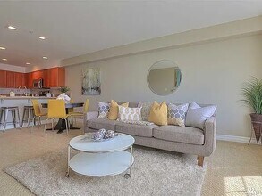 2425 33rd Ave W, Unit Bellagio Condo in Seattle, WA - Building Photo - Building Photo