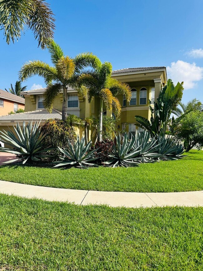 2261 Ridgewood Cir in Royal Palm Beach, FL - Building Photo - Building Photo