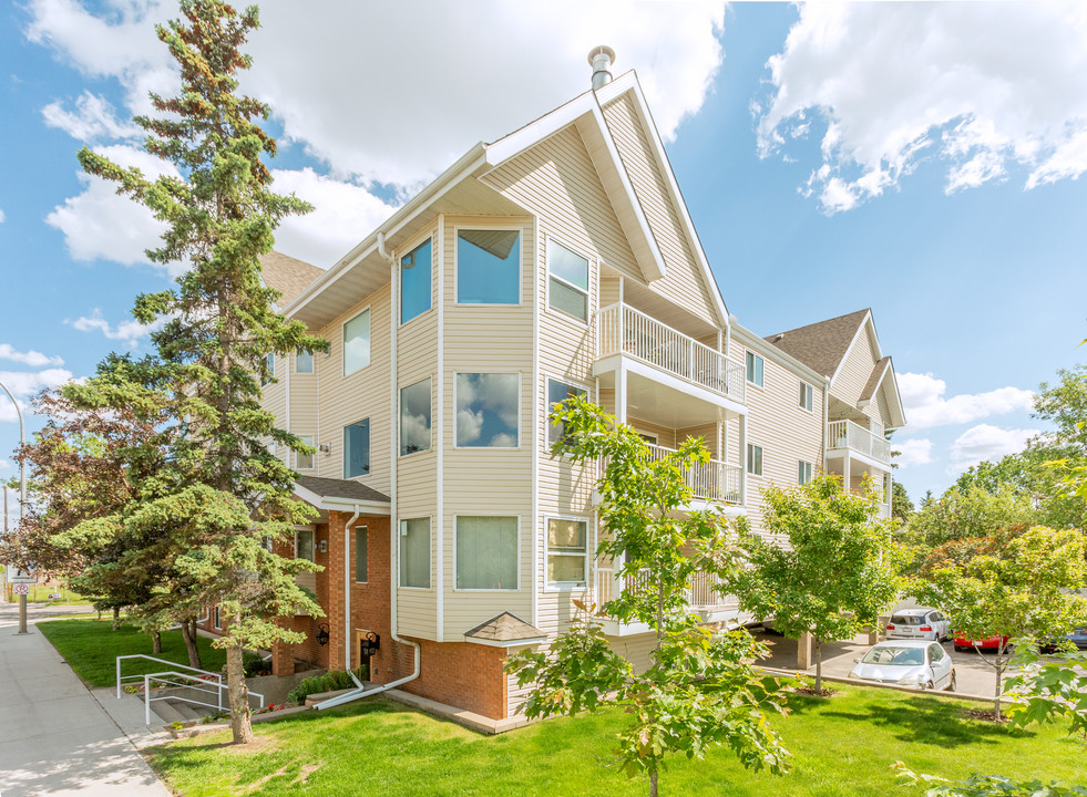 12205 111th Ave NW in Edmonton, AB - Building Photo