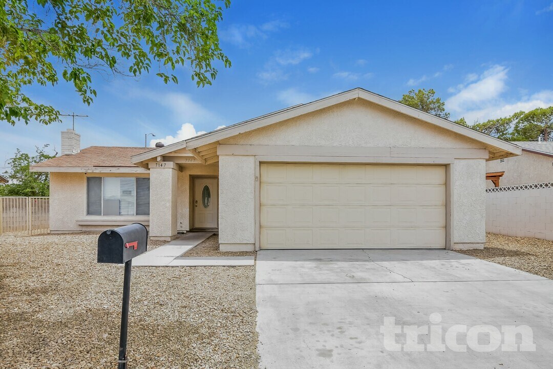 7147 Fenway Ave in Las Vegas, NV - Building Photo