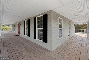 100 Holiday Ct in Bentonville, VA - Building Photo