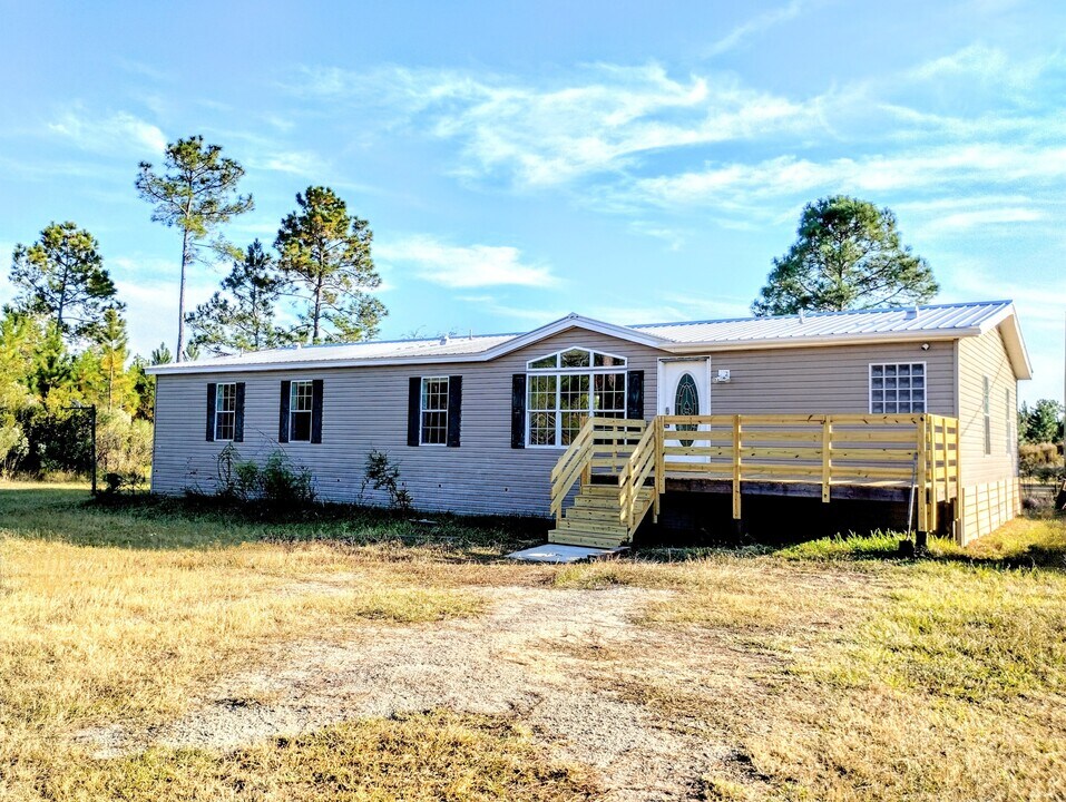 299 Cayenne St in Interlachen, FL - Building Photo