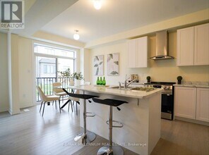 20 Littlewood Dr in Whitby, ON - Building Photo - Building Photo