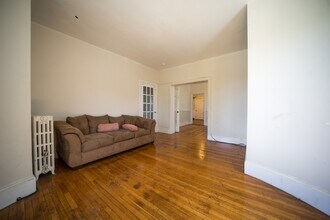 452 Centre St, Unit 2 in Boston, MA - Foto de edificio - Building Photo