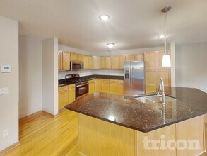7010 S Park Dr in Savage, MN - Building Photo - Building Photo