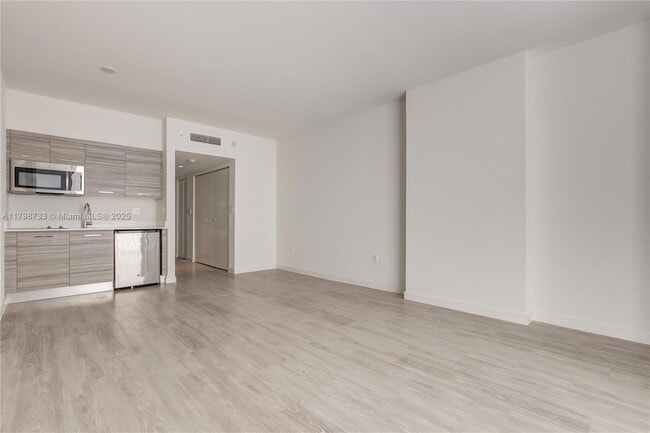1756 N Bayshore Dr, Unit 10K in Miami, FL - Building Photo - Building Photo