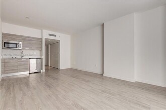 1756 N Bayshore Dr, Unit 10K in Miami, FL - Building Photo - Building Photo