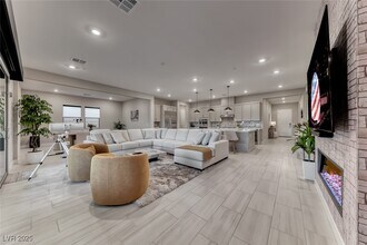 375 Portus Delphini Ct in Henderson, NV - Foto de edificio - Building Photo