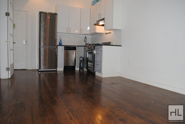EASTERN PARKWAY / NO FEE / Spacious 2-Bed 1-Bath Crown Heights / Prospect Park in Brooklyn, NY - Building Photo - Building Photo