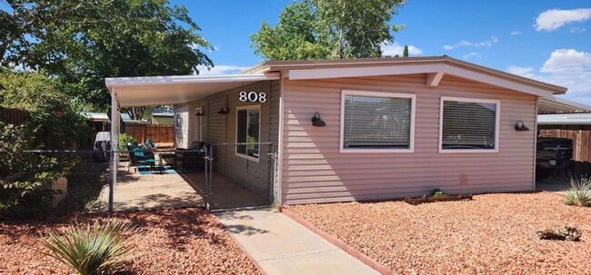 808 S Navajo Dr in Page, AZ - Foto de edificio - Building Photo