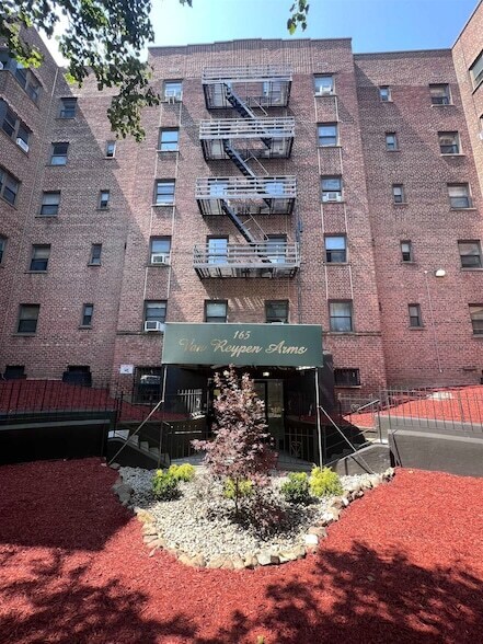 165 Vroom St, Unit 1F in Jersey City, NJ - Foto de edificio