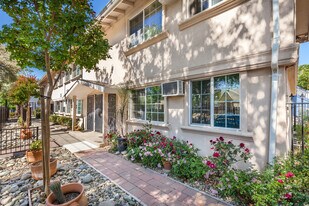 2700 32nd St in Sacramento, CA - Building Photo