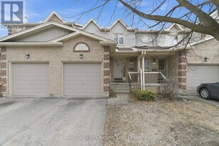 302 College Ave W in Guelph, ON - Building Photo