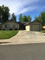 2098 Fancy Oaks Dr in Redding, CA - Building Photo