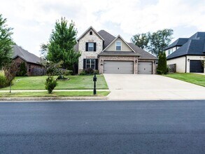 702 SE Eaton St in Bentonville, AR - Building Photo - Building Photo