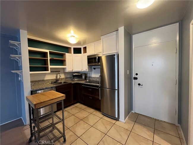 property at 320 S Gramercy Pl