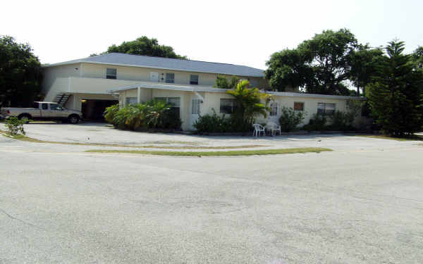 203 Monroe Ave in Cape Canaveral, FL - Building Photo