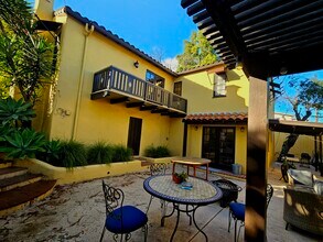 3932 Roderick Rd in Los Angeles, CA - Foto de edificio - Building Photo