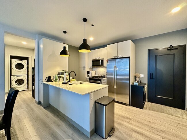 2155 N Elston Ave in Chicago, IL - Building Photo - Building Photo