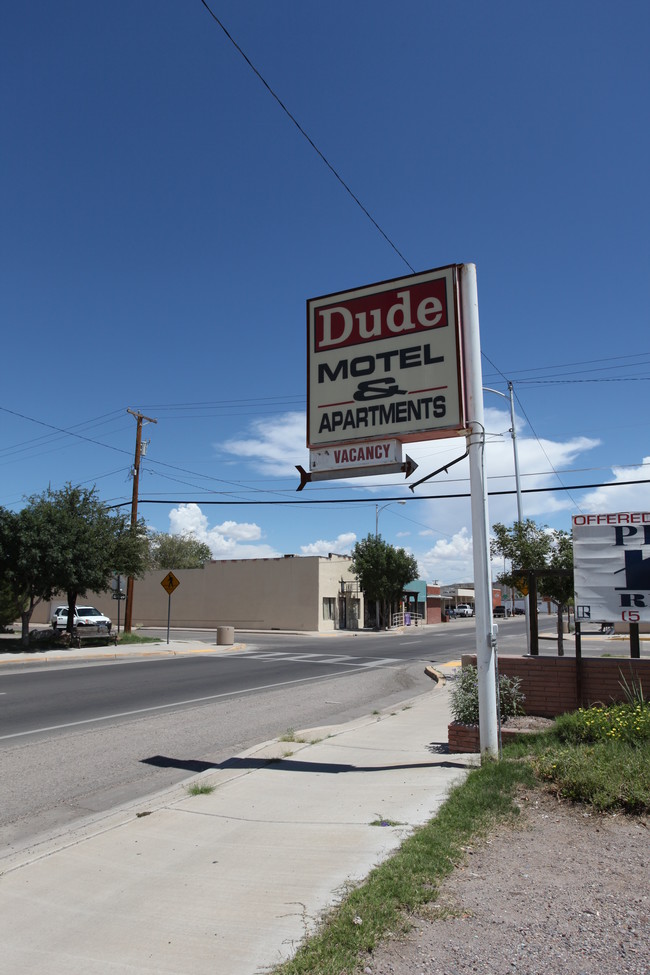 Dude Motel & Apartments in Truth Or Consequences, NM - Foto de edificio - Building Photo