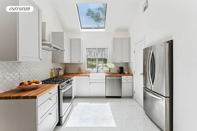 37 Trout Pond Rd in Sag Harbor, NY - Foto de edificio - Building Photo