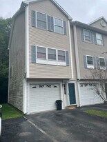 1029 Mammoth Rd in Manchester, NH - Building Photo