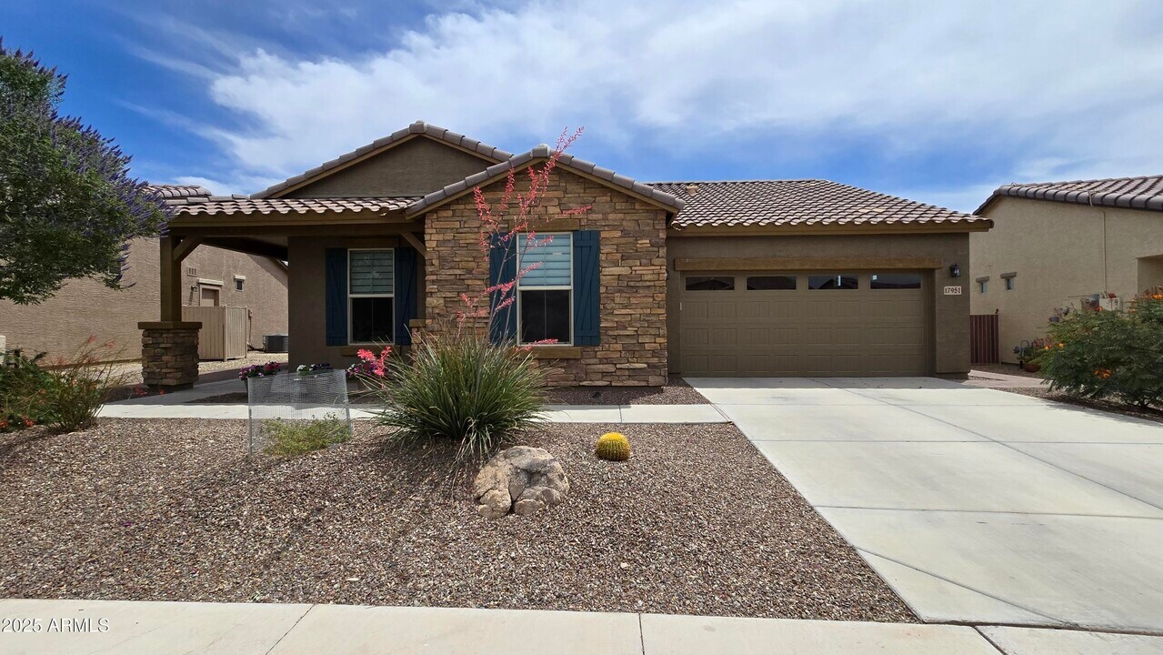 17951 W Deer Creek Rd in Goodyear, AZ - Foto de edificio