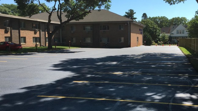 University Manor in Cedar Falls, IA - Foto de edificio - Building Photo