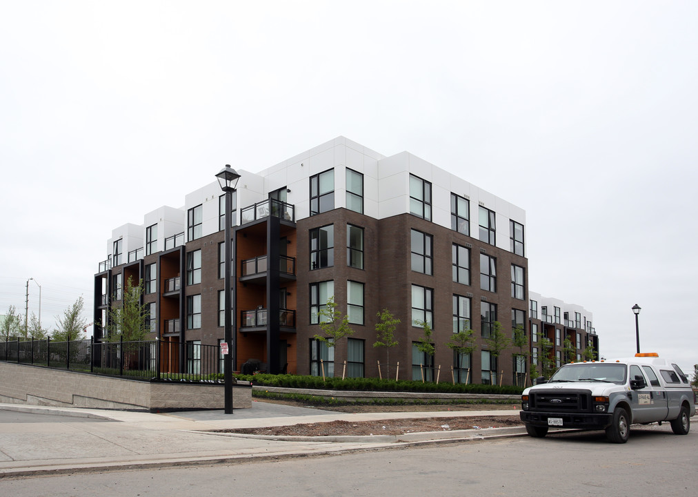 Trafalgar Landing in Oakville, ON - Building Photo