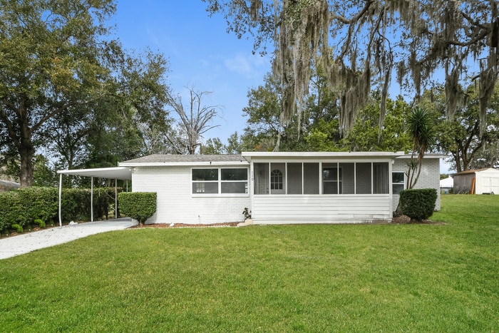 110 E Pine St in Davenport, FL - Building Photo