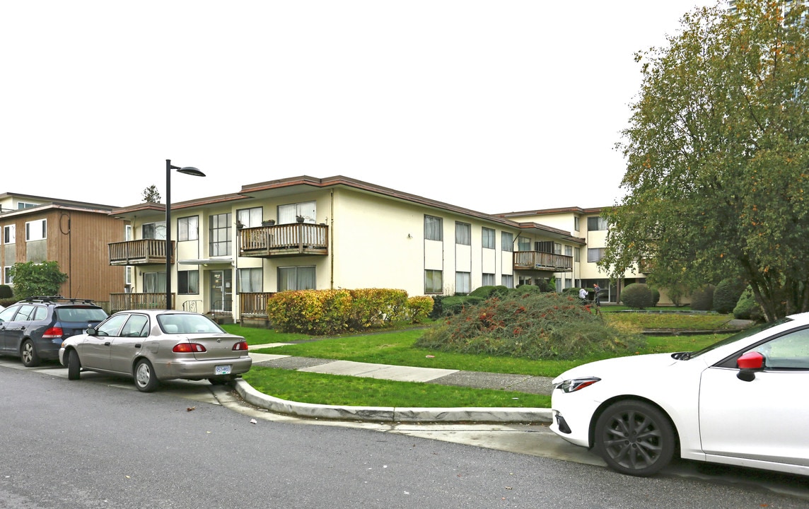 6645 Dow Ave in Burnaby, BC - Building Photo