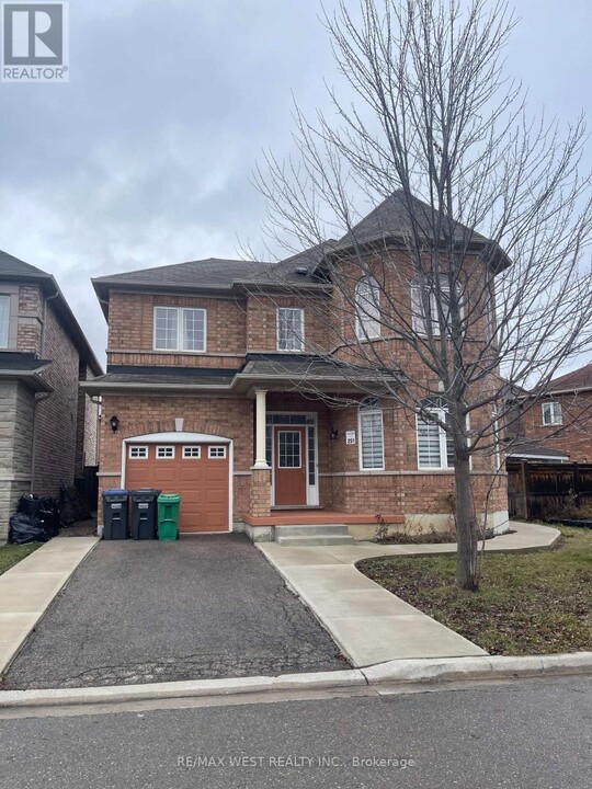 13 Ledgerock Rd in Brampton, ON - Building Photo