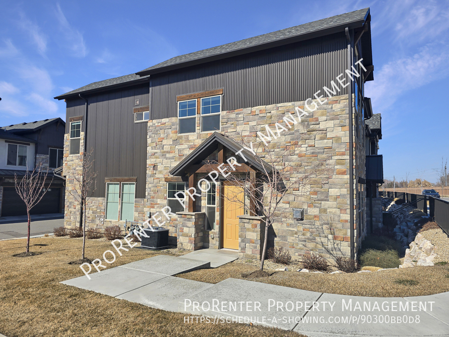 10392 S Beetdigger Blvd in Sandy, UT - Building Photo