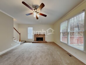 404 Jessica Ln in Woodstock, GA - Foto de edificio - Building Photo