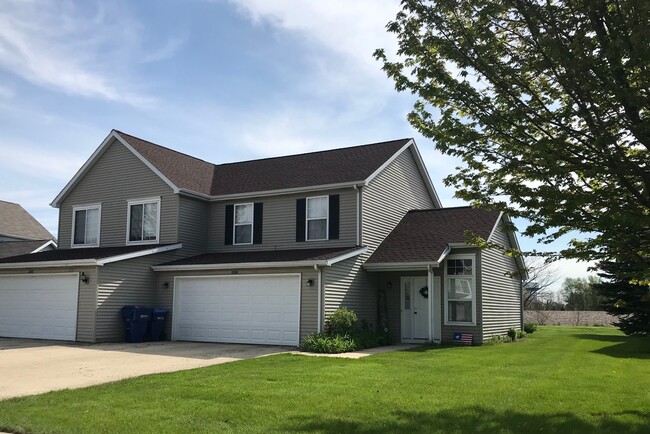 Meadowlark Townhomes in Dekalb, IL - Building Photo - Building Photo