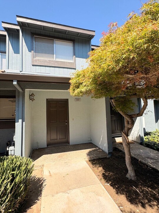 560 Pirinen Ln in Modesto, CA - Building Photo