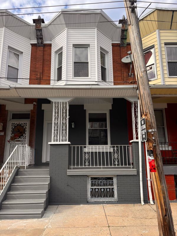 property at 2233 W Oakdale St
