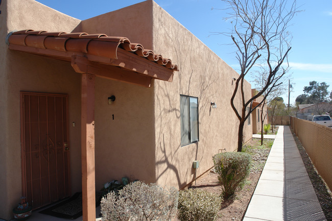 3332 E Monte Vista Dr in Tucson, AZ - Foto de edificio - Building Photo