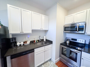 1869 Beacon St, Unit 3 in Brookline, MA - Building Photo - Building Photo