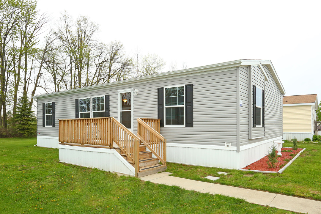 Birchwood Farms in Birch Run, MI - Building Photo