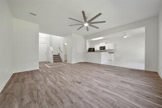 305 Crooked Pine Court in Conroe, TX - Building Photo - Building Photo