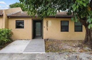 2871 NW 204th Ln in Miami Gardens, FL - Building Photo