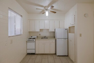 Scottsdale Suites Apartments in Scottsdale, AZ - Building Photo - Interior Photo