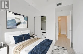 8 Eglinton Ave E in Toronto, ON - Building Photo - Building Photo