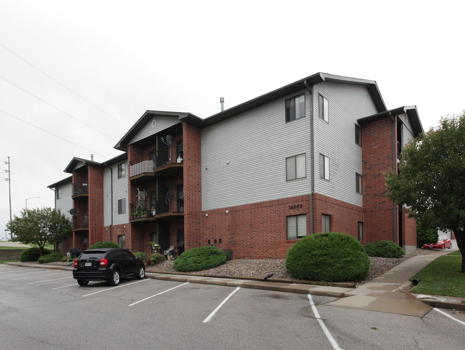 Meadows Park Apartments in Omaha, NE - Building Photo