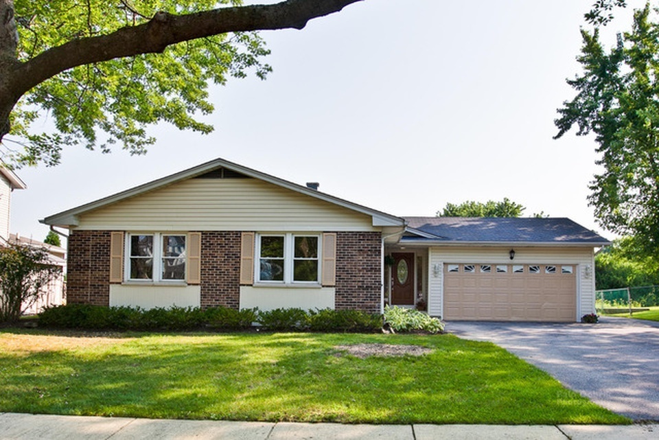 3920 Whispering Trails Dr in Hoffman Estates, IL - Building Photo